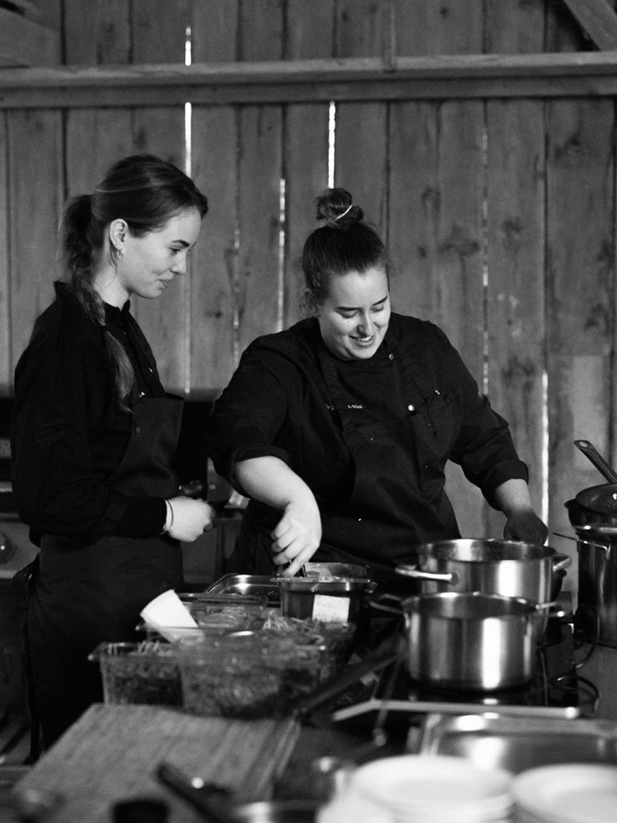 Rosa und Marie beim Kochen am Herd